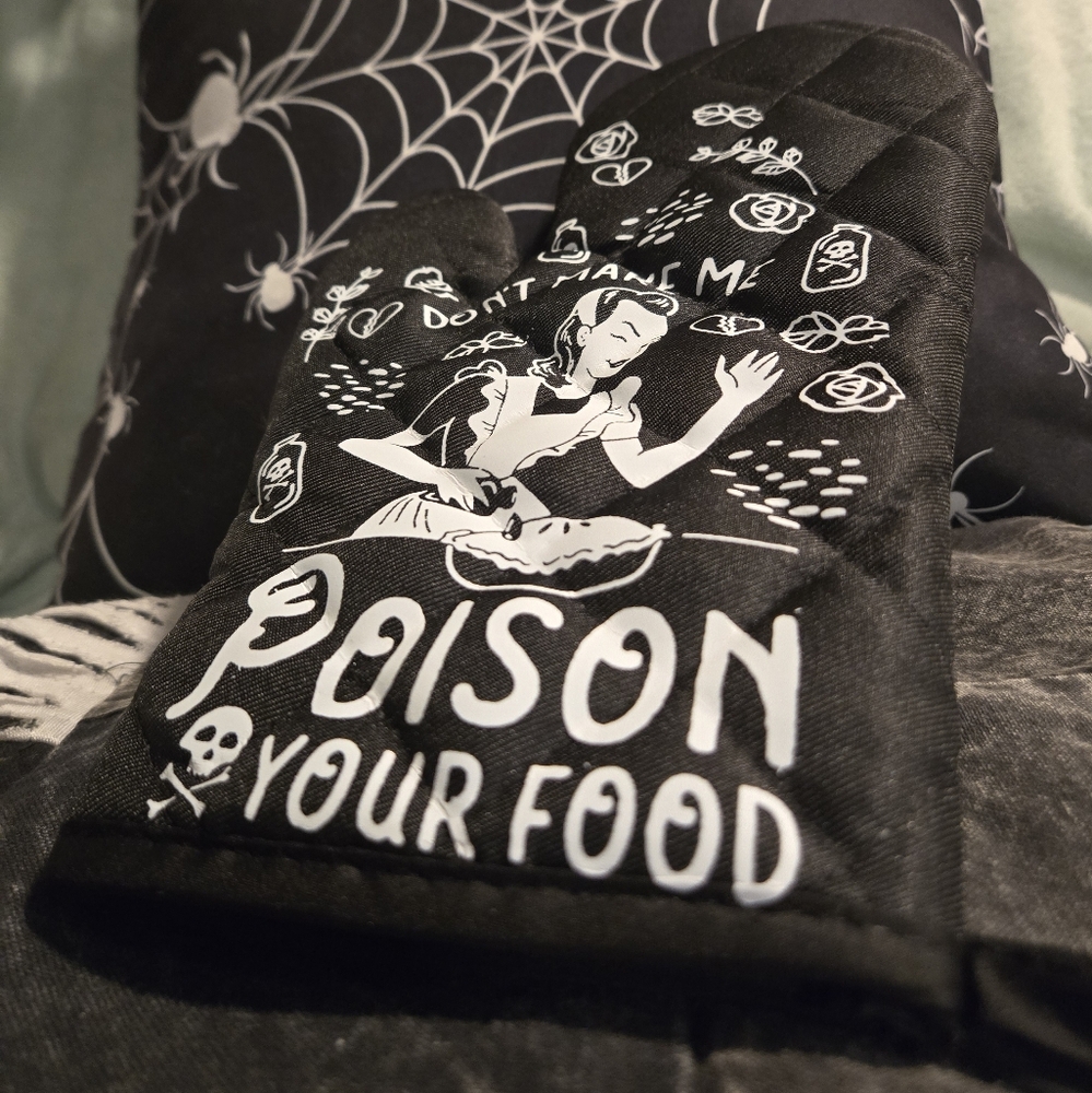Oven Mitt "Don't Make Me Poison Your Food" Sarcastic Slogan Halloween